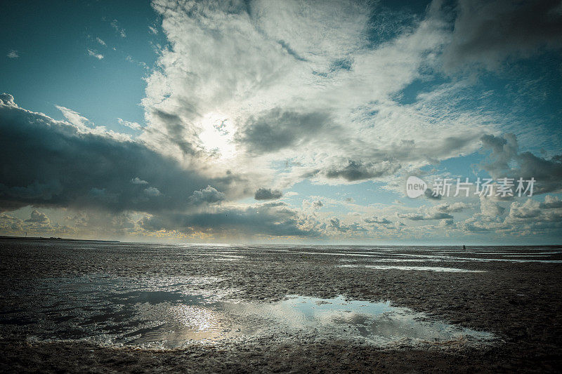 Wad或wadden空景观在瓦登海自然保护区'de wadden '与潮汐沙滩在荷兰北部